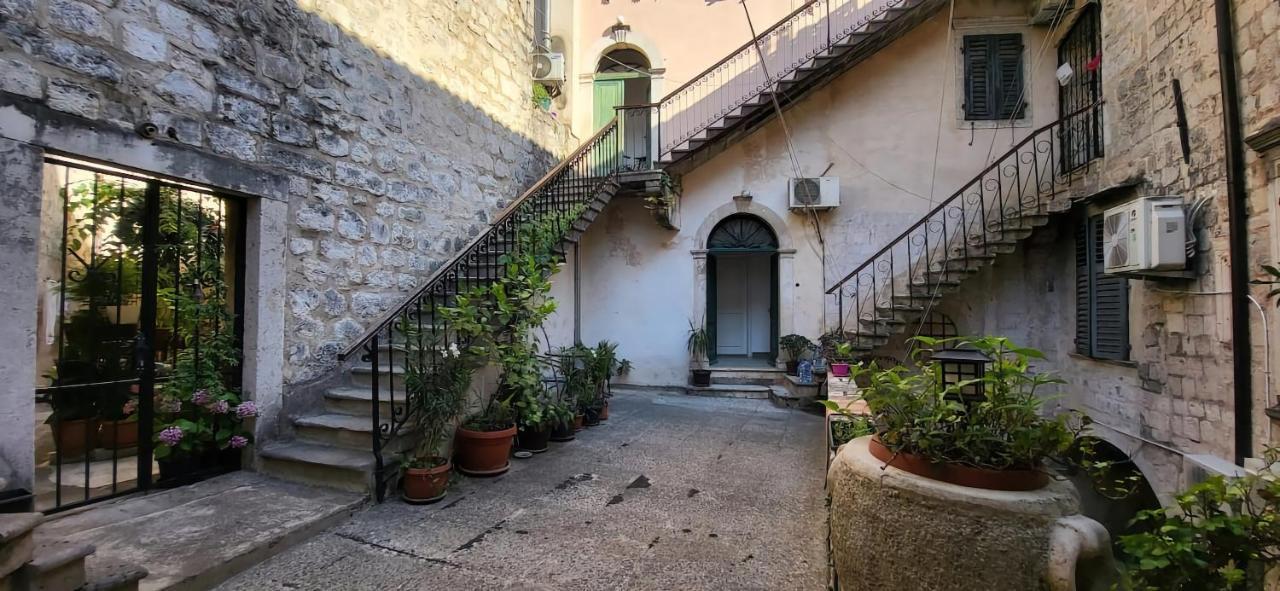 Cozy 2 Bedroom Apartment In Antique Bizanti Palace Kotor Luaran gambar